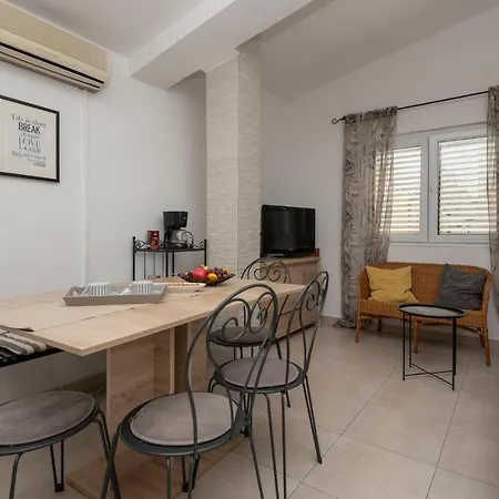 Pet Friendly In Apartamento Baška Voda